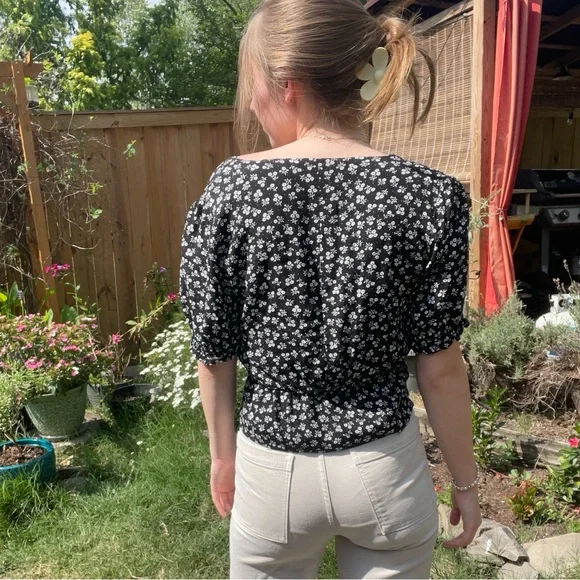 NWOT Revolve MINKPINK floral V-neck blouse with puff sleeves. - Picture 2 of 2